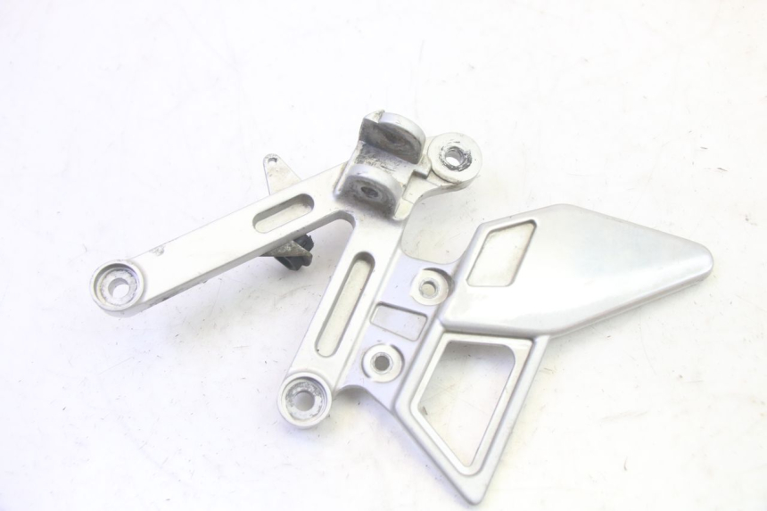 photo de SUPORTE DO DESCANSO DE PÉ DIANTEIRO DIREITO YAMAHA TZR 50 (2008 - 2016) - Detalhe da peça