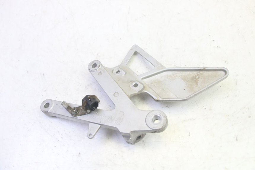 photo de SUPORTE DO DESCANSO DE PÉ DIANTEIRO DIREITO YAMAHA TZR 50 (2008 - 2016) - Zoom do estado de desgaste