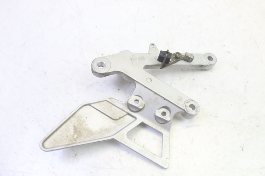 photo de SUPORTE DO DESCANSO DE PÉ DIANTEIRO DIREITO YAMAHA TZR 50 (2008 - 2016) - Outro ângulo de visão