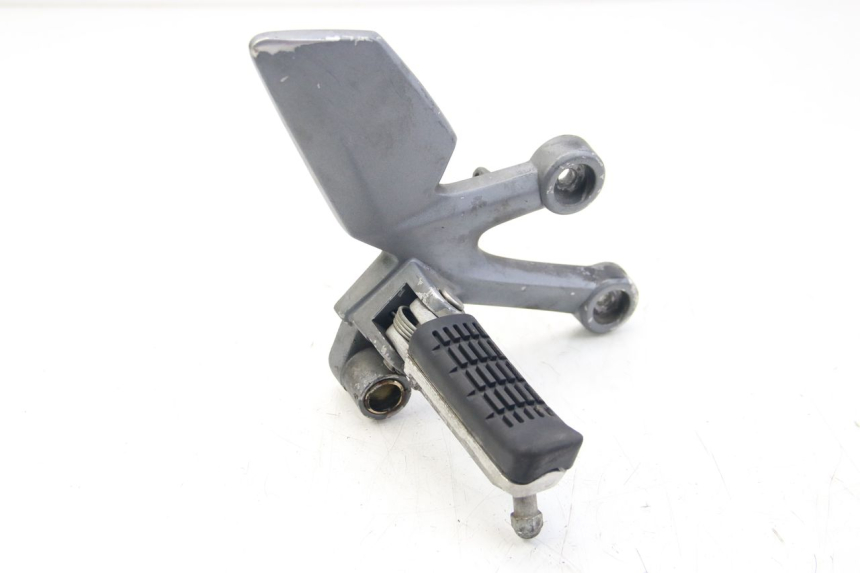 photo de SUPORTE DO DESCANSO DE PÉ DIANTEIRO DIREITO SYM WOLF SB 125 (2011 - 2018) - Vista principal