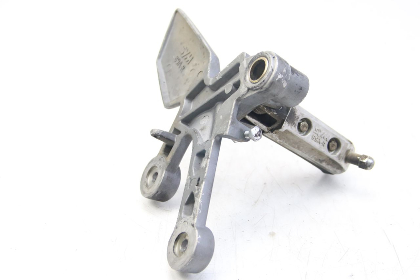 photo de SUPORTE DO DESCANSO DE PÉ DIANTEIRO DIREITO SYM WOLF SB 125 (2011 - 2018) - Detalhe da peça
