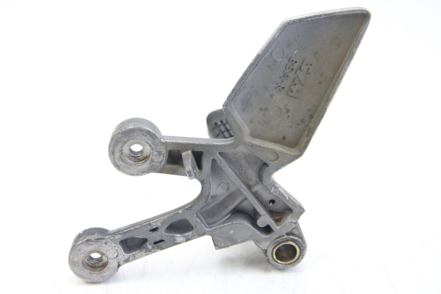 photo de SUPORTE DO DESCANSO DE PÉ DIANTEIRO DIREITO SYM WOLF SB 125 (2011 - 2018) - Zoom do estado de desgaste