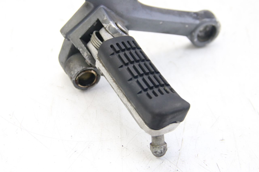 photo de SUPORTE DO DESCANSO DE PÉ DIANTEIRO DIREITO SYM WOLF SB 125 (2011 - 2018) - Outro ângulo de visão