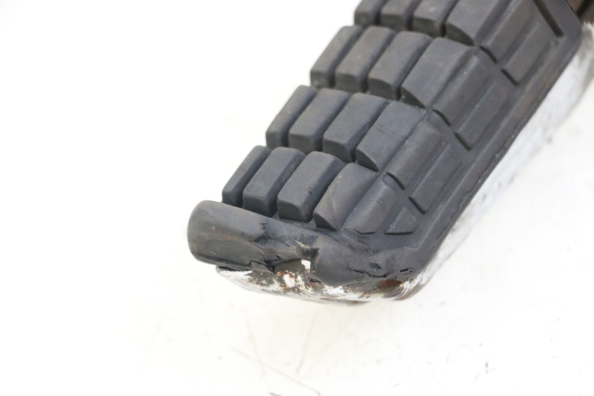 photo de SUPORTE DO DESCANSO DE PÉ DIANTEIRO DIREITO YAMAHA XJ F 900 (1983 - 1994) - Zoom do estado de desgaste