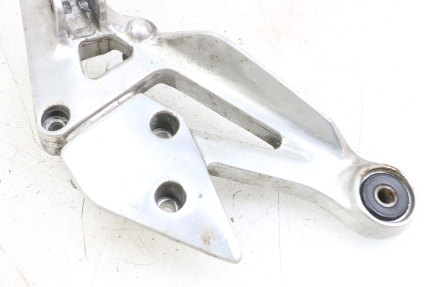 photo de SUPORTE DO DESCANSO DE PÉ DIANTEIRO DIREITO YAMAHA XJS DIVERSION 600 (1997 - 1999) - Detalhe da peça