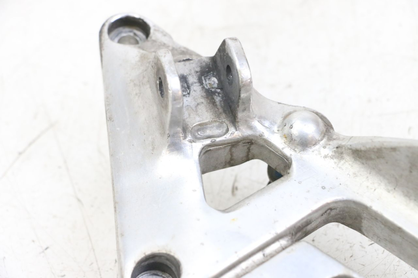 photo de SUPORTE DO DESCANSO DE PÉ DIANTEIRO DIREITO YAMAHA XJS DIVERSION 600 (1997 - 1999) - Zoom do estado de desgaste