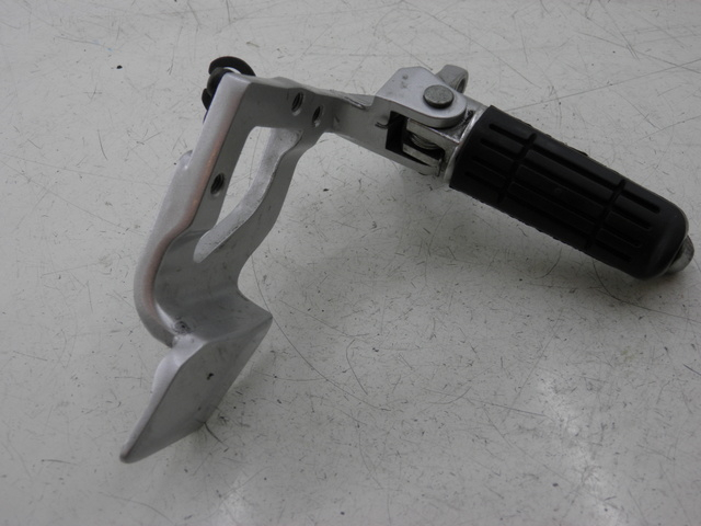 photo de SUPORTE DO DESCANSO DE PÉ DIANTEIRO DIREITO YAMAHA FJR 1300 (2004 - 2005) - Vista principal
