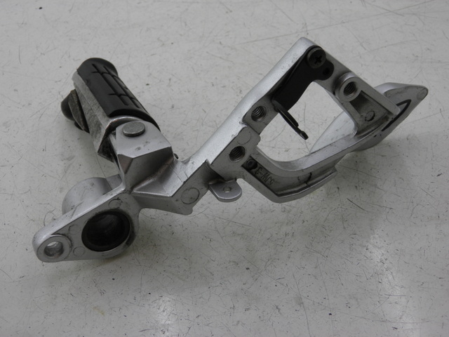 photo de SUPORTE DO DESCANSO DE PÉ DIANTEIRO DIREITO YAMAHA FJR 1300 (2004 - 2005) - Detalhe da peça