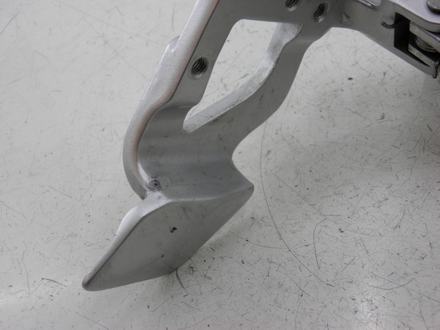 photo de SUPORTE DO DESCANSO DE PÉ DIANTEIRO DIREITO YAMAHA FJR 1300 (2004 - 2005) - Zoom do estado de desgaste