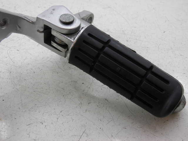 photo de SUPORTE DO DESCANSO DE PÉ DIANTEIRO DIREITO YAMAHA FJR 1300 (2004 - 2005) - Outro ângulo de visão