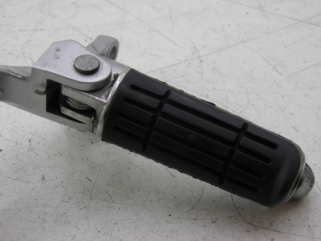 photo de SUPORTE DO DESCANSO DE PÉ DIANTEIRO DIREITO YAMAHA FJR 1300 (2004 - 2005) - Ampliação técnica