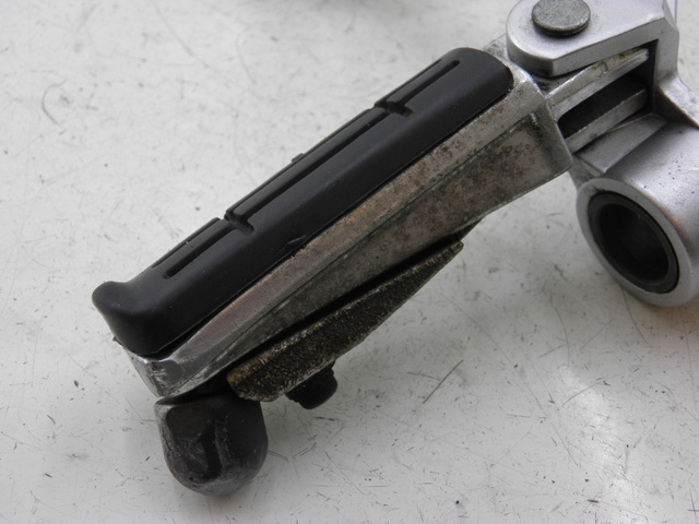 photo de SUPORTE DO DESCANSO DE PÉ DIANTEIRO DIREITO YAMAHA FJR 1300 (2004 - 2005) - Vista geral