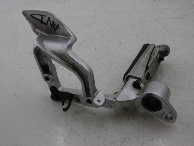 photo de SUPORTE DO DESCANSO DE PÉ DIANTEIRO DIREITO YAMAHA FJR 1300 (2004 - 2005) - Pontos de fixação
