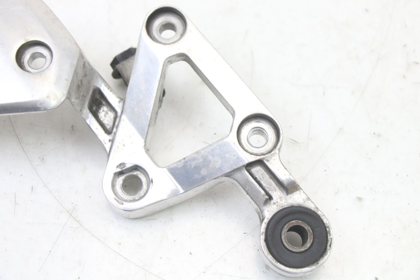 photo de SUPORTE DO DESCANSO DE PÉ DIANTEIRO DIREITO YAMAHA FZS FAZER 600 (2001 - 2003) - Zoom do estado de desgaste