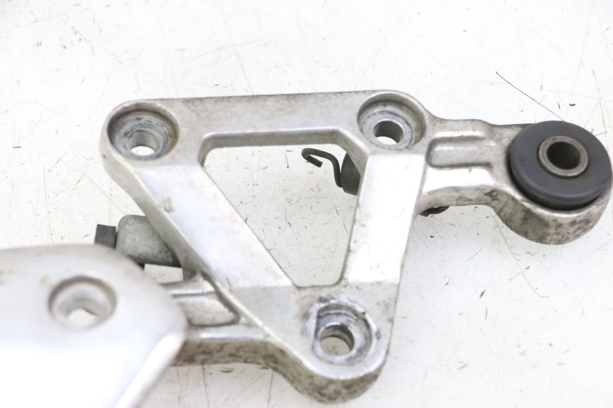 photo de SUPORTE DO DESCANSO DE PÉ DIANTEIRO DIREITO YAMAHA FZS FAZER 600 (2001 - 2003) - Ampliação técnica
