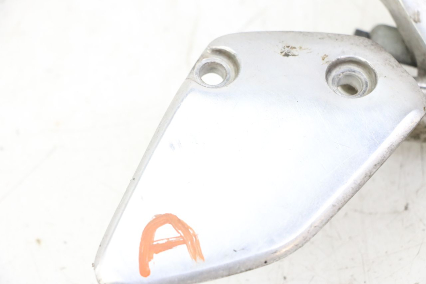 photo de SUPORTE DO DESCANSO DE PÉ DIANTEIRO DIREITO YAMAHA FZS FAZER 600 (2001 - 2003) - Vista geral