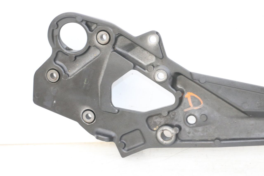 photo de SUPORTE DO DESCANSO DE PÉ DIANTEIRO DIREITO YAMAHA XJ6 ABS 600 (2008 - 2016) - Outro ângulo de visão