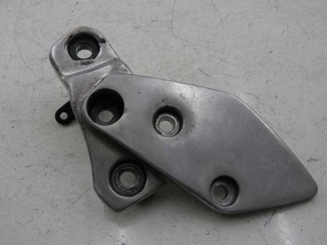 photo de SUPORTE DO DESCANSO DE PÉ DIANTEIRO DIREITO YAMAHA XJR 1300 (1998 - 2002) - Vista principal