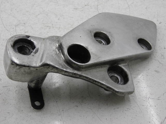 photo de SUPORTE DO DESCANSO DE PÉ DIANTEIRO DIREITO YAMAHA XJR 1300 (1998 - 2002) - Detalhe da peça