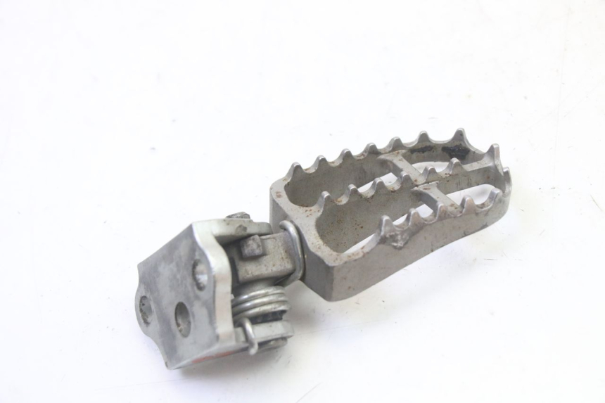 photo de SUPORTE DO DESCANSO DE PÉ DIANTEIRO DIREITO YAMAHA YZF YZ-F 450 (2014 - 2016) - Detalhe da peça