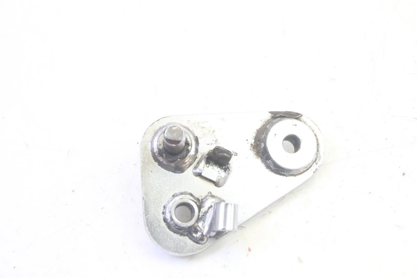 photo de SUPORTE DO DESCANSO DE PÉ DIANTEIRO DIREITO KYMCO ZING 125 (1997 - 2003) - Zoom do estado de desgaste