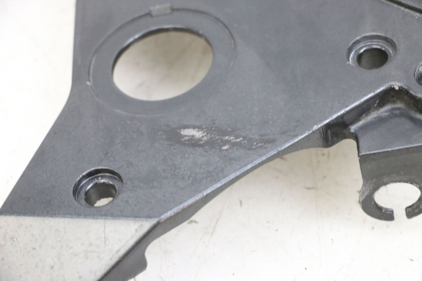 photo de SUPORTE DO DESCANSO DE PÉ DIANTEIRO DIREITO KAWASAKI ZR 7 750 (1999 - 2004) - Ampliação técnica