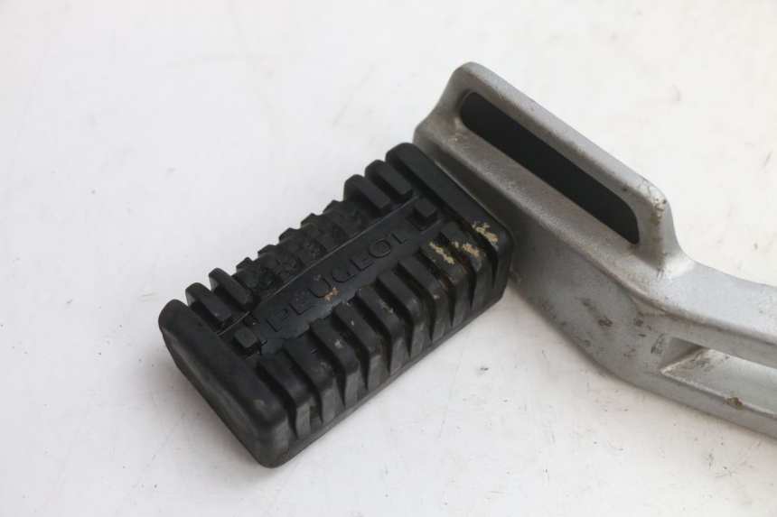 photo de PLACA DO DESCANSO DE PÉ DIANTEIRO ESQUERDO PEUGEOT 103 SPX CLIP 50 (1989 - 1992) - Detalhe da peça