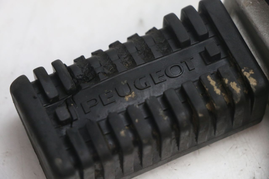 photo de PLACA DO DESCANSO DE PÉ DIANTEIRO ESQUERDO PEUGEOT 103 SPX CLIP 50 (1989 - 1992) - Zoom do estado de desgaste
