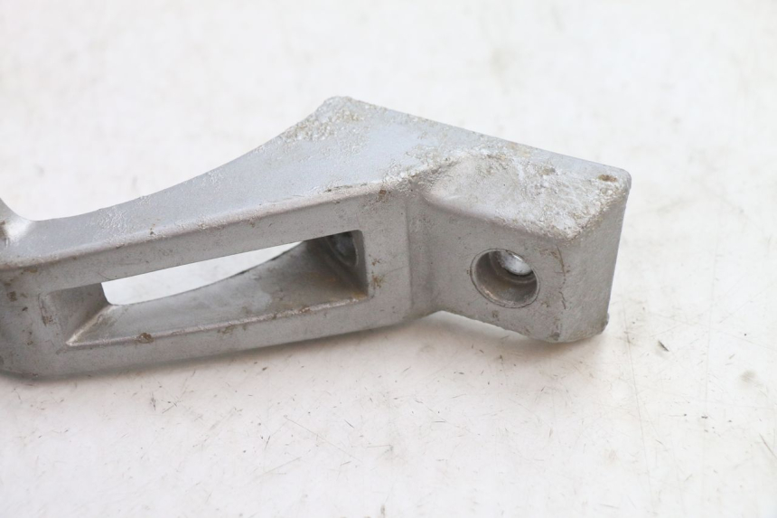 photo de PLACA DO DESCANSO DE PÉ DIANTEIRO ESQUERDO PEUGEOT 103 SPX CLIP 50 (1989 - 1992) - Outro ângulo de visão