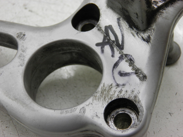 photo de SUPORTE DO DESCANSO DE PÉ DIANTEIRO ESQUERDO BMW R RS 1150 (2001 - 2005) - Zoom do estado de desgaste