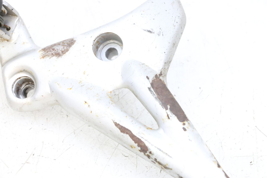 photo de SUPORTE DO DESCANSO DE PÉ DIANTEIRO ESQUERDO MAG POWER BOMBERS 4T 50 (2016 - 2026) - Detalhes característicos