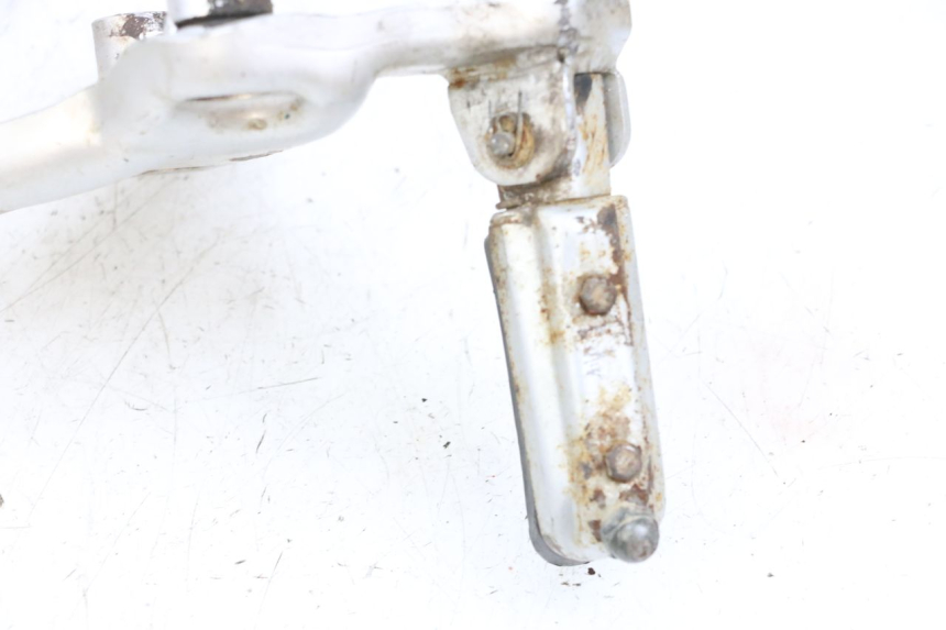 photo de SUPORTE DO DESCANSO DE PÉ DIANTEIRO ESQUERDO MAG POWER BOMBERS 4T 50 (2016 - 2026) - Outro ângulo de visão