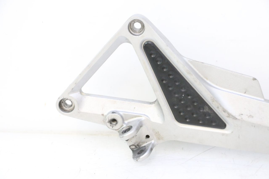 photo de PLACA DO DESCANSO DE PÉ DIANTEIRO ESQUERDO HONDA CB F HORNET 600 (2005 - 2006) - Estado da superfície