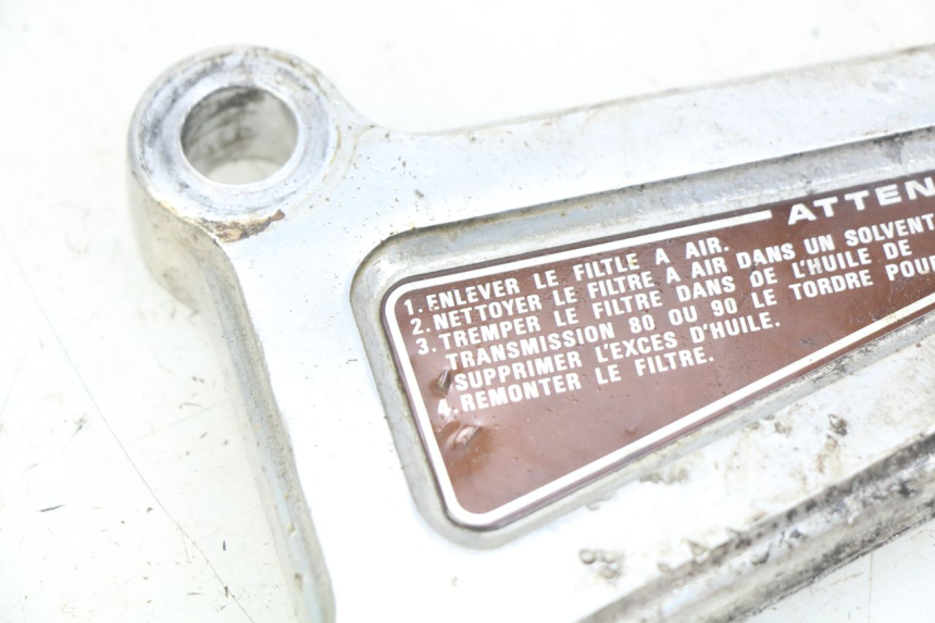 photo de SUPORTE DO DESCANSO DE PÉ DIANTEIRO ESQUERDO HONDA CM 125 (1983 - 2003) - Outro ângulo de visão