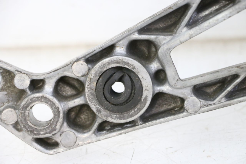 photo de SUPORTE DO DESCANSO DE PÉ DIANTEIRO ESQUERDO YAMAHA FJ 36Y 1100 (1984 - 1985) - Detalhe da peça