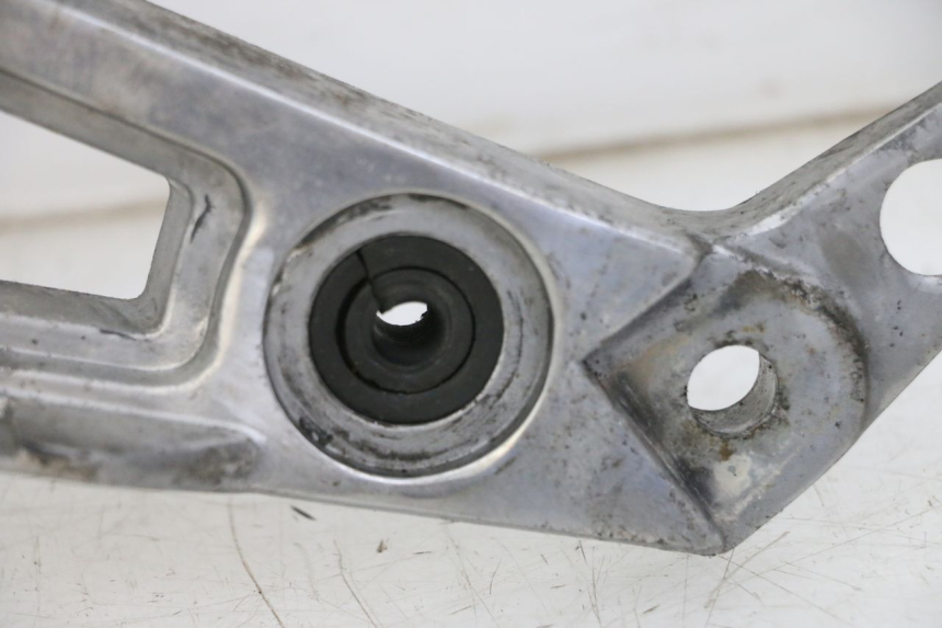 photo de SUPORTE DO DESCANSO DE PÉ DIANTEIRO ESQUERDO YAMAHA FJ 36Y 1100 (1984 - 1985) - Detalhes característicos