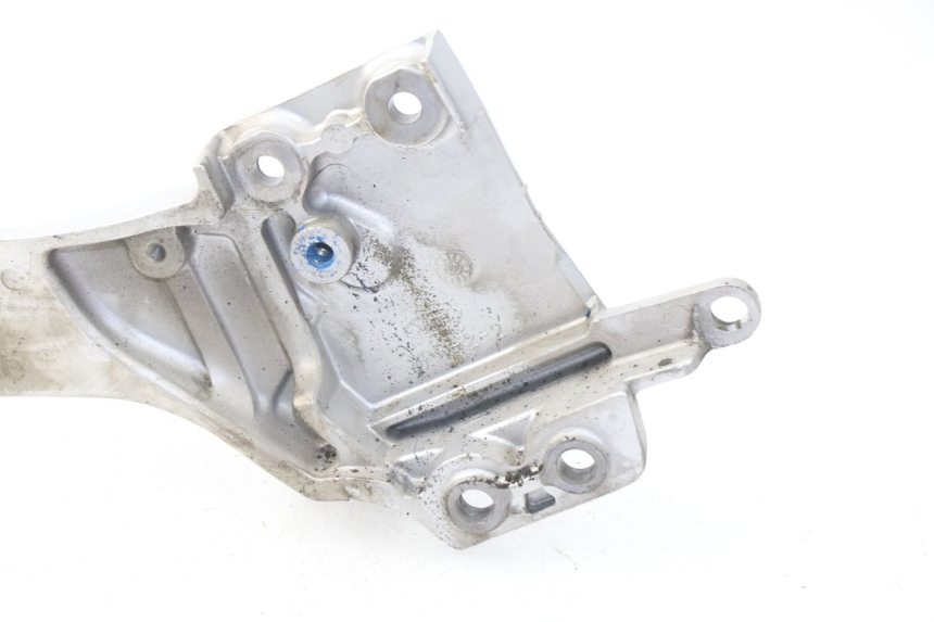 photo de SUPORTE DO DESCANSO DE PÉ DIANTEIRO ESQUERDO YAMAHA FJR ABS 1300 (2006 - 2012) - Vista geral
