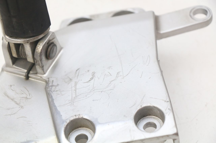 photo de SUPORTE DO DESCANSO DE PÉ DIANTEIRO ESQUERDO YAMAHA FJR ABS 1300 (2006 - 2012) - Zoom do estado de desgaste