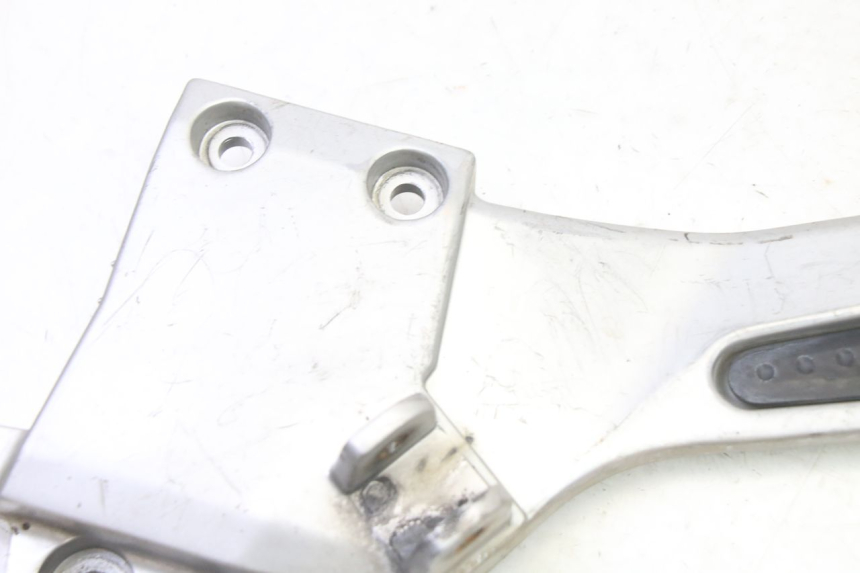 photo de SUPORTE DO DESCANSO DE PÉ DIANTEIRO ESQUERDO YAMAHA FJR ABS 1300 (2006 - 2012) - Outro ângulo de visão