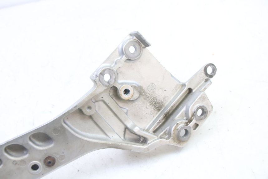 photo de SUPORTE DO DESCANSO DE PÉ DIANTEIRO ESQUERDO YAMAHA FJR ABS 1300 (2006 - 2012) - Peça verificada