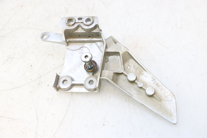 photo de PLACA DO DESCANSO DE PÉ DIANTEIRO ESQUERDO YAMAHA FJR 1300 (2001 - 2005) - Detalhe da peça