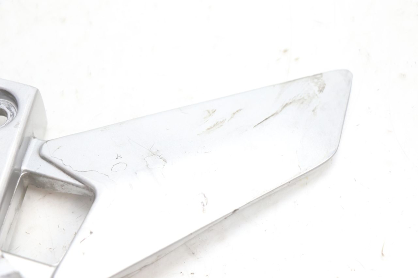 photo de PLACA DO DESCANSO DE PÉ DIANTEIRO ESQUERDO YAMAHA FJR 1300 (2001 - 2005) - Detalhe da peça