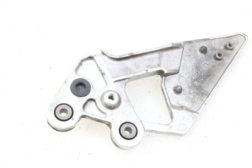 photo de SUPORTE DO DESCANSO DE PÉ DIANTEIRO ESQUERDO YAMAHA FZ6 FAZER S2 600 (2007 - 2011) - Outro ângulo de visão