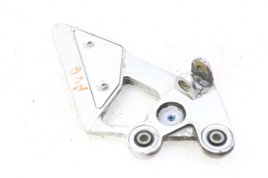 photo de SUPORTE DO DESCANSO DE PÉ DIANTEIRO ESQUERDO YAMAHA FZ6 FAZER S2 600 (2007 - 2011) - Ampliação técnica