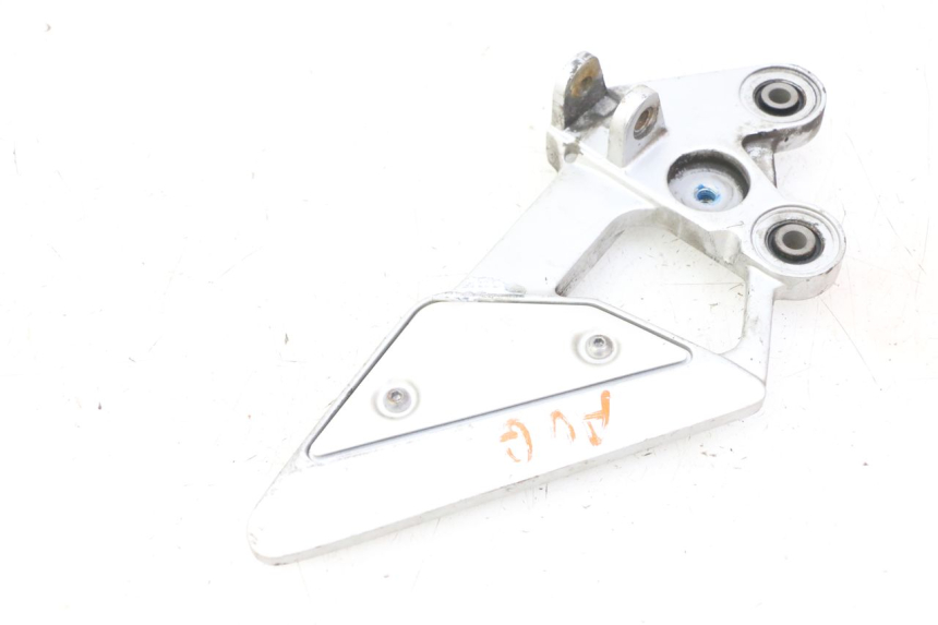 photo de SUPORTE DO DESCANSO DE PÉ DIANTEIRO ESQUERDO YAMAHA FZ6 FAZER S2 600 (2007 - 2011) - Vista geral