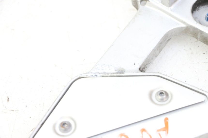 photo de SUPORTE DO DESCANSO DE PÉ DIANTEIRO ESQUERDO YAMAHA FZ6 FAZER S2 600 (2007 - 2011) - Pontos de fixação