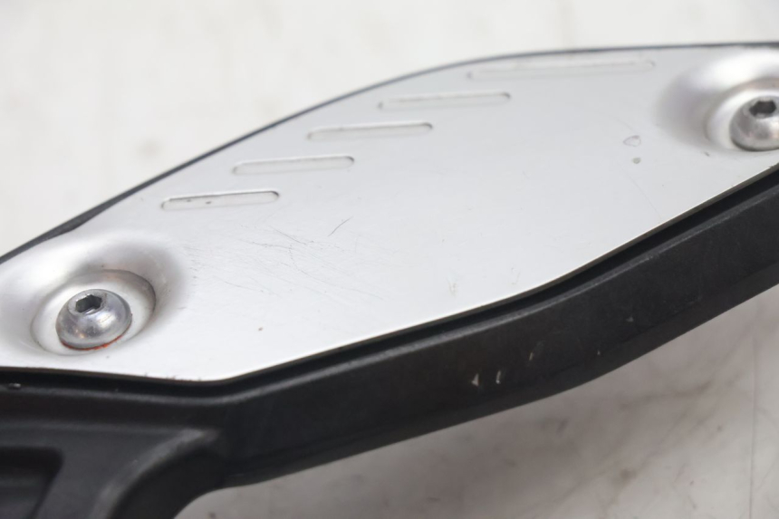 photo de SUPORTE DO DESCANSO DE PÉ DIANTEIRO ESQUERDO YAMAHA FZ8 800 (2010 - 2016) - Outro ângulo de visão