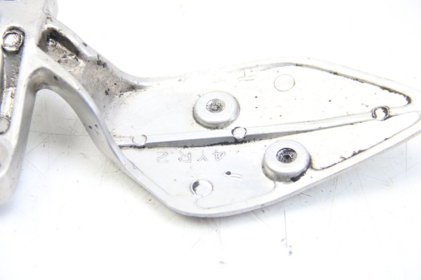 photo de SUPORTE DO DESCANSO DE PÉ DIANTEIRO ESQUERDO YAMAHA FZS FAZER 600 (2001 - 2003) - Detalhe da peça