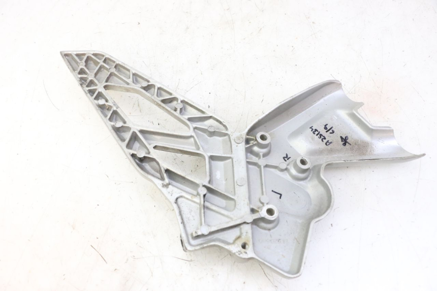 photo de SUPORTE DO DESCANSO DE PÉ DIANTEIRO ESQUERDO BMW G310 R 310 (2016 - 2020) - Detalhe da peça