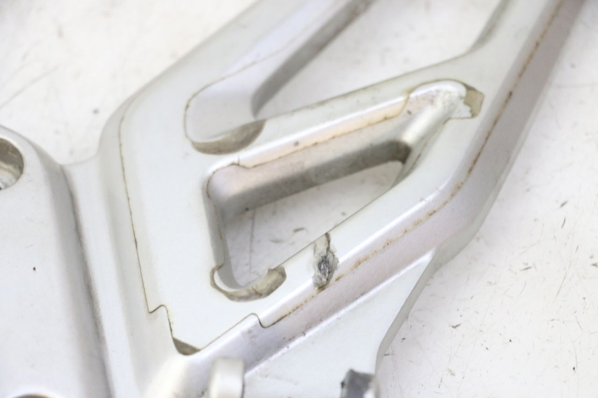 photo de SUPORTE DO DESCANSO DE PÉ DIANTEIRO ESQUERDO BMW G310 R 310 (2016 - 2020) - Ampliação técnica
